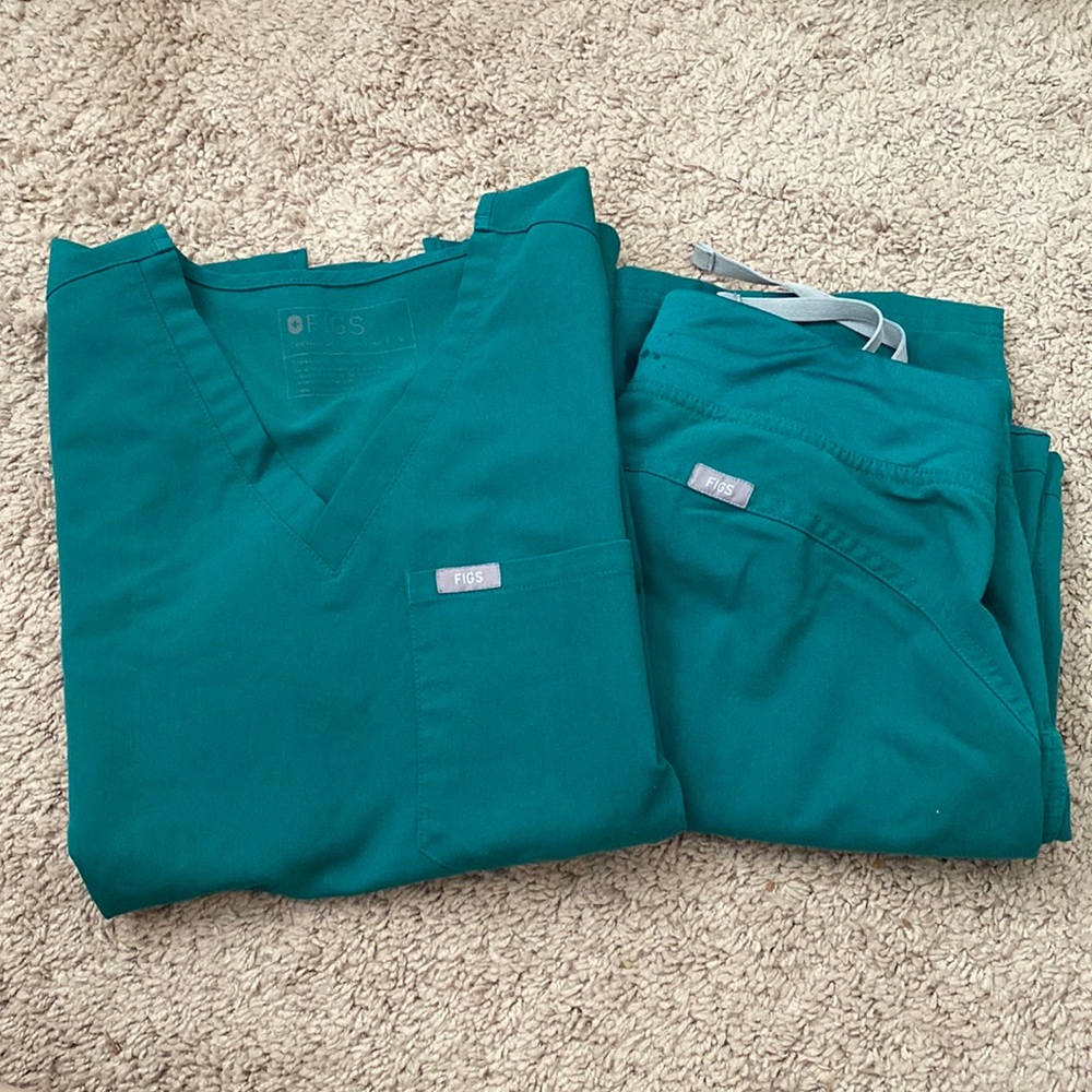 FIGS scrub set